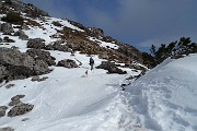 51 In decisa salita su facile cresta poco innevata